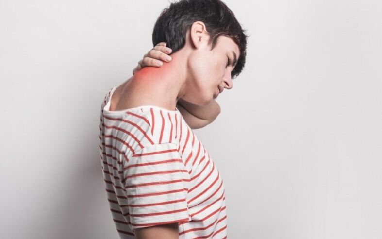 Douleur dans les symptômes nus d'une ostéochondrose du cou