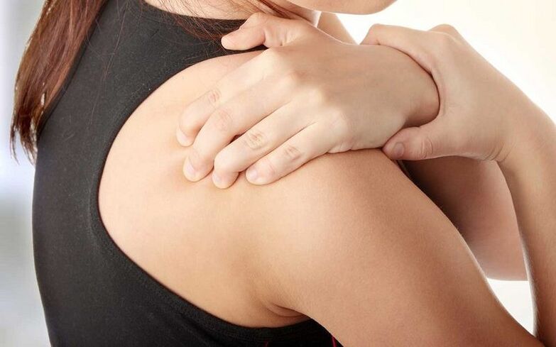 Douleur sous l'omoplate par derrière