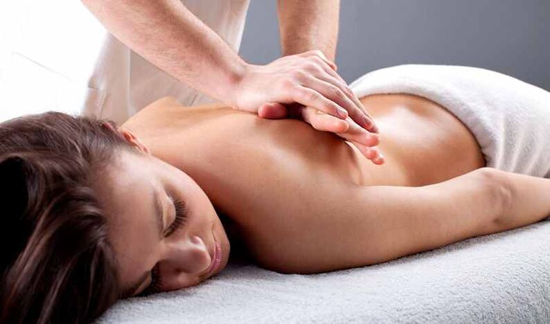 Massage pour la douleur sous l'omoplate gauche
